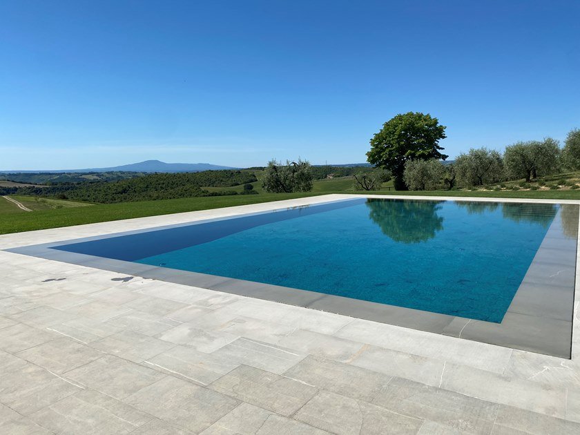Concrete swimming pool