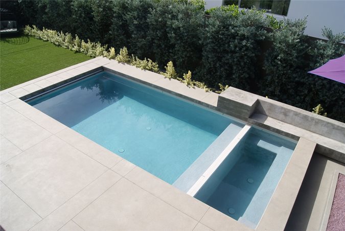 Concrete swimming pool